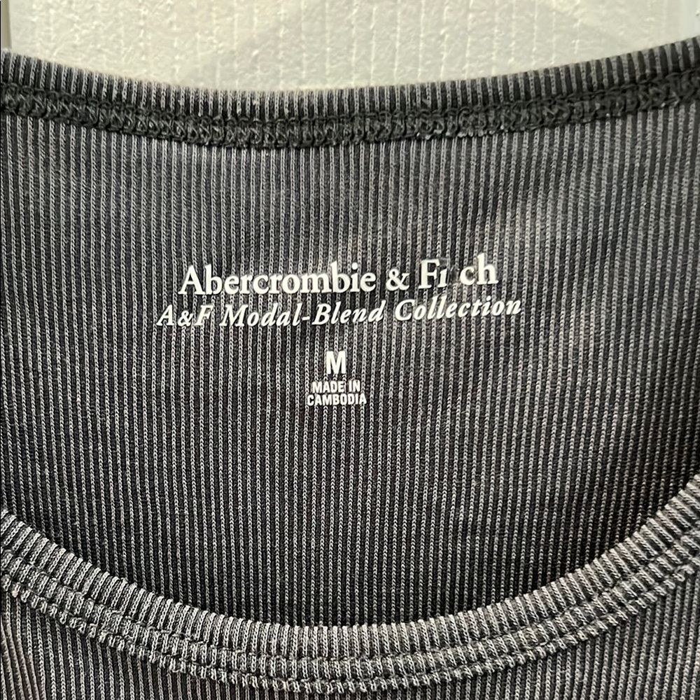 Abercrombie & Fitch Ribbed Grey Fitted Short Sleeve Tee - Picture 2 of 9